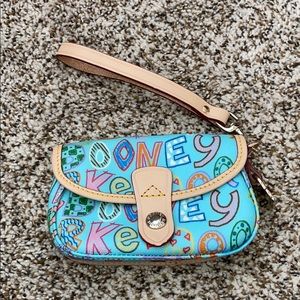 ✨Authentic Dooney & Bourke Wristlet✨